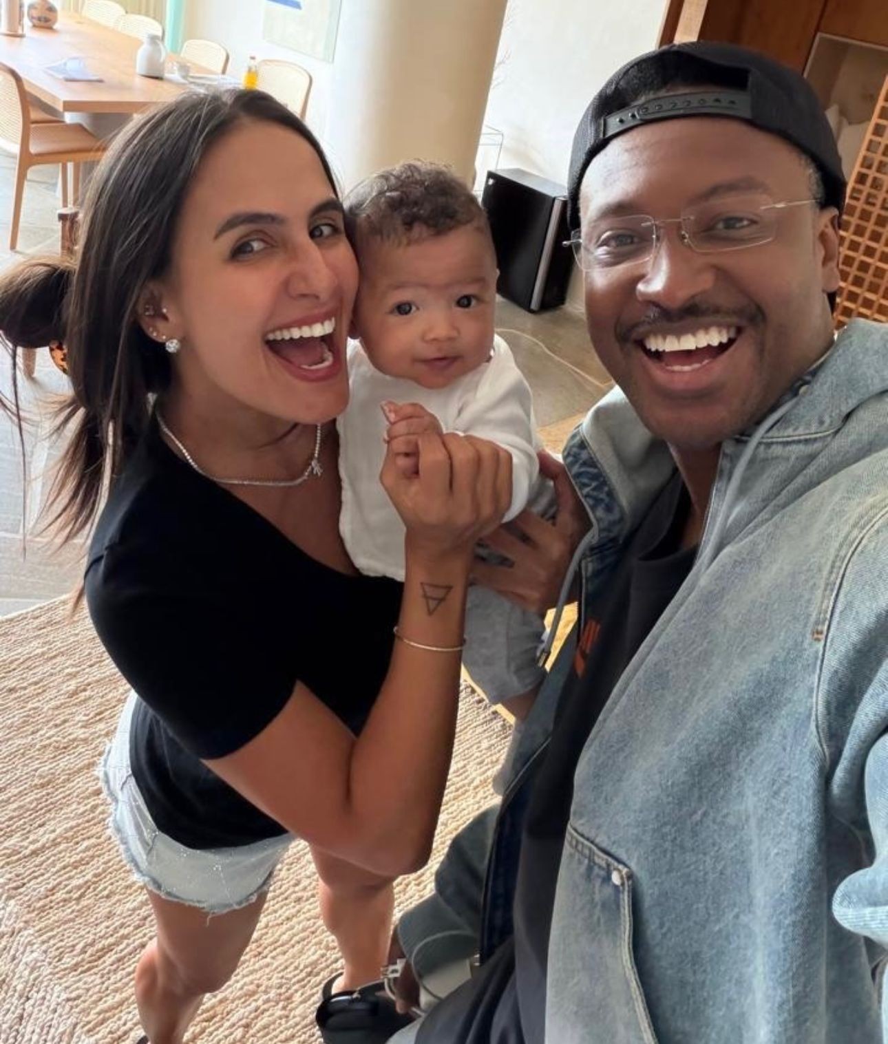 Carol Peixinho posta carrossel de momentos com a família