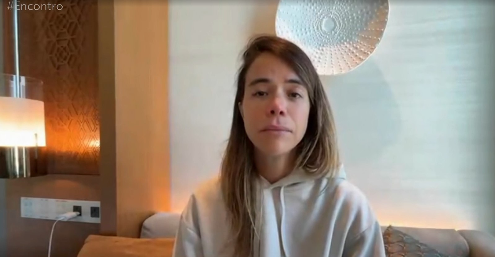 Atriz Miá Mello consegue remarcar voo do Catar ao Brasil após uma semana impedida de sair do país: 'Ainda não estamos 100% seguros'