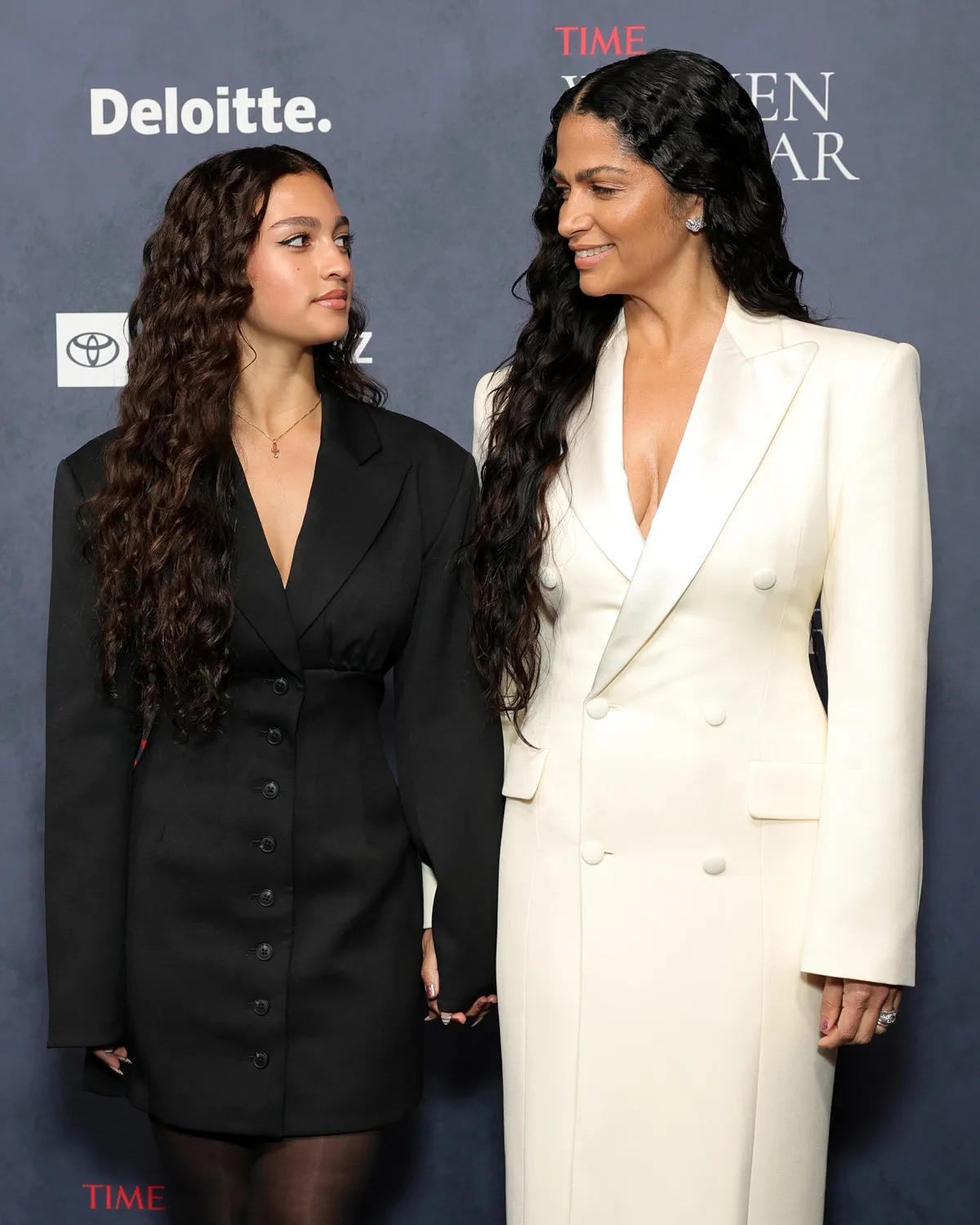 Camila Alves McConaughey brilha com a filha Vida em gala com looks combinando
