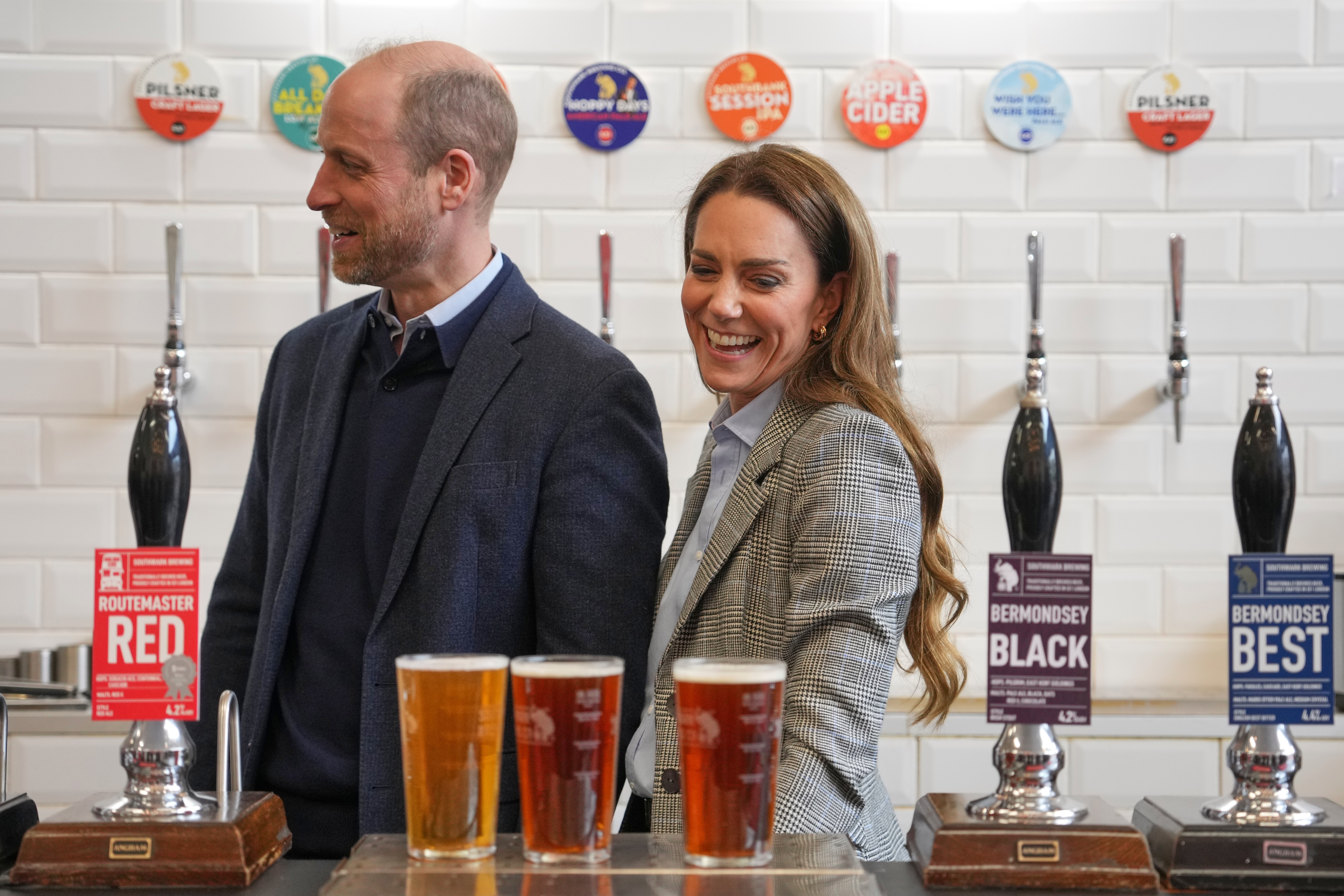 Kate Middleton e Príncipe William servem café da manhã para visitantes em tour gastronômico por Londres