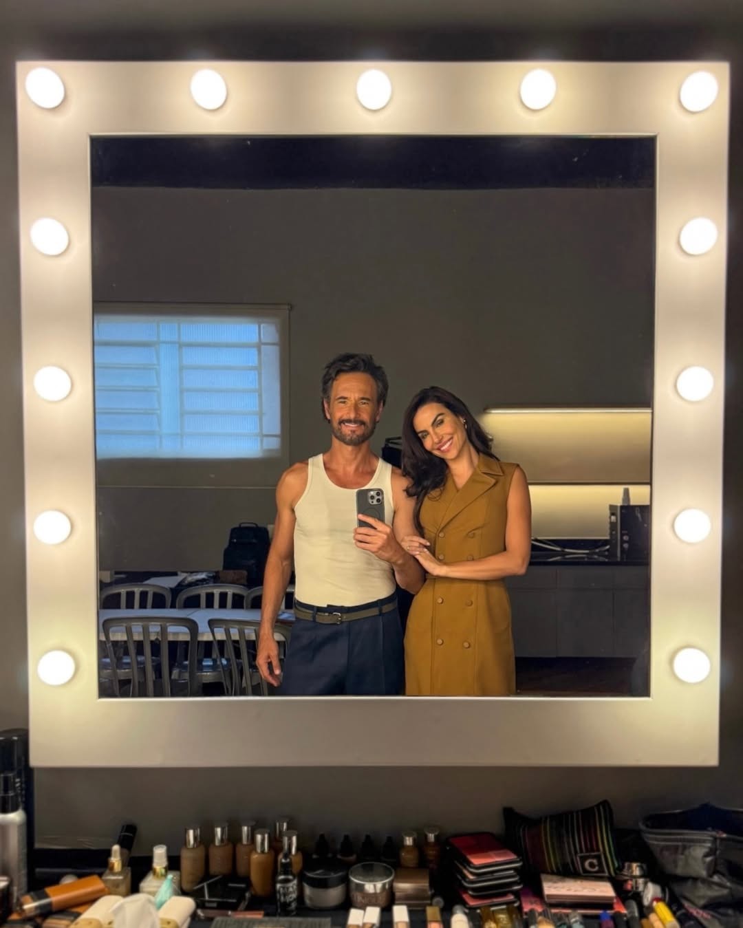 Rodrigo Santoro e Mel Fronckowiak posam em selfie no espelho e atriz faz declaração: "Melhor parceiro"