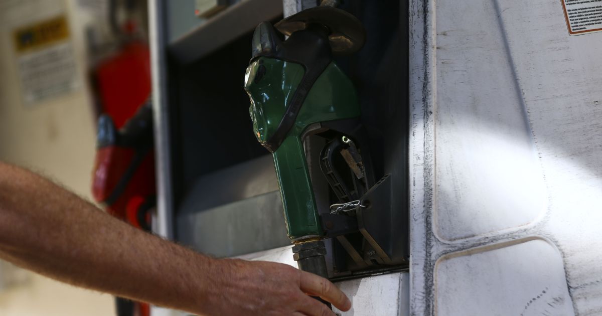 Governo pede que postos repassem ao consumidor redução no preço do diesel