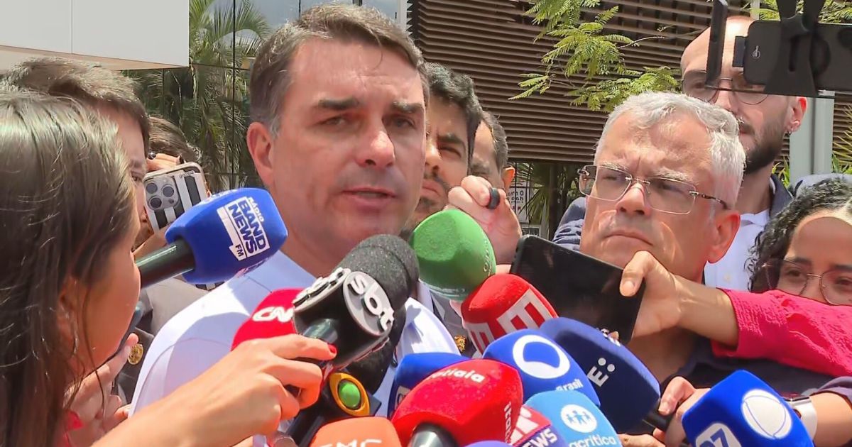 Não dá mais para achar que é frescura, diz Flávio sobre saúde de Bolsonaro