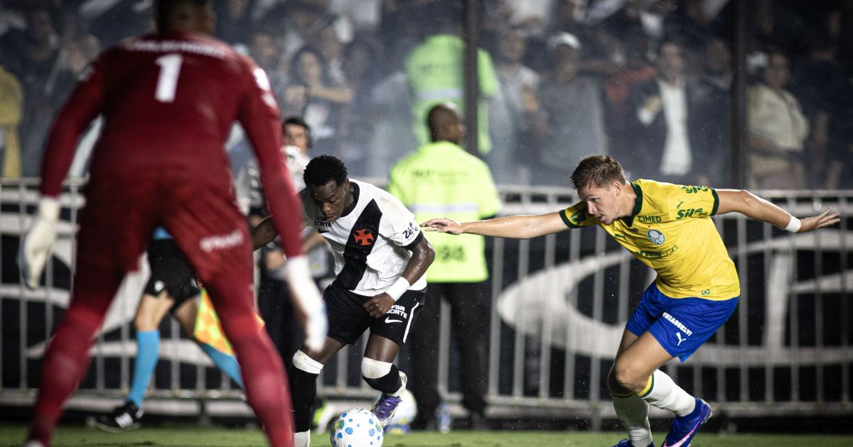 Colombiano do Vasco só fica atrás de Yamal em ranking de dribles no ano