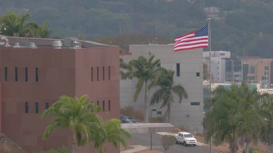 EUA hasteiam bandeira na embaixada em Caracas pela primeira vez em 7 anos