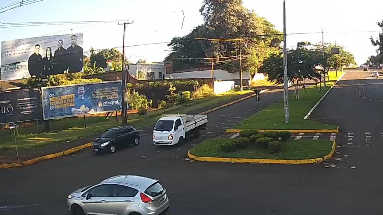 Homem rouba carro, bate em outro veículo, foge a pé e morre após confronto com a polícia no Paraná