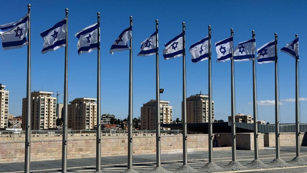 Estilhaços de míssil do Irã danificam prédio de enviados dos EUA em Israel