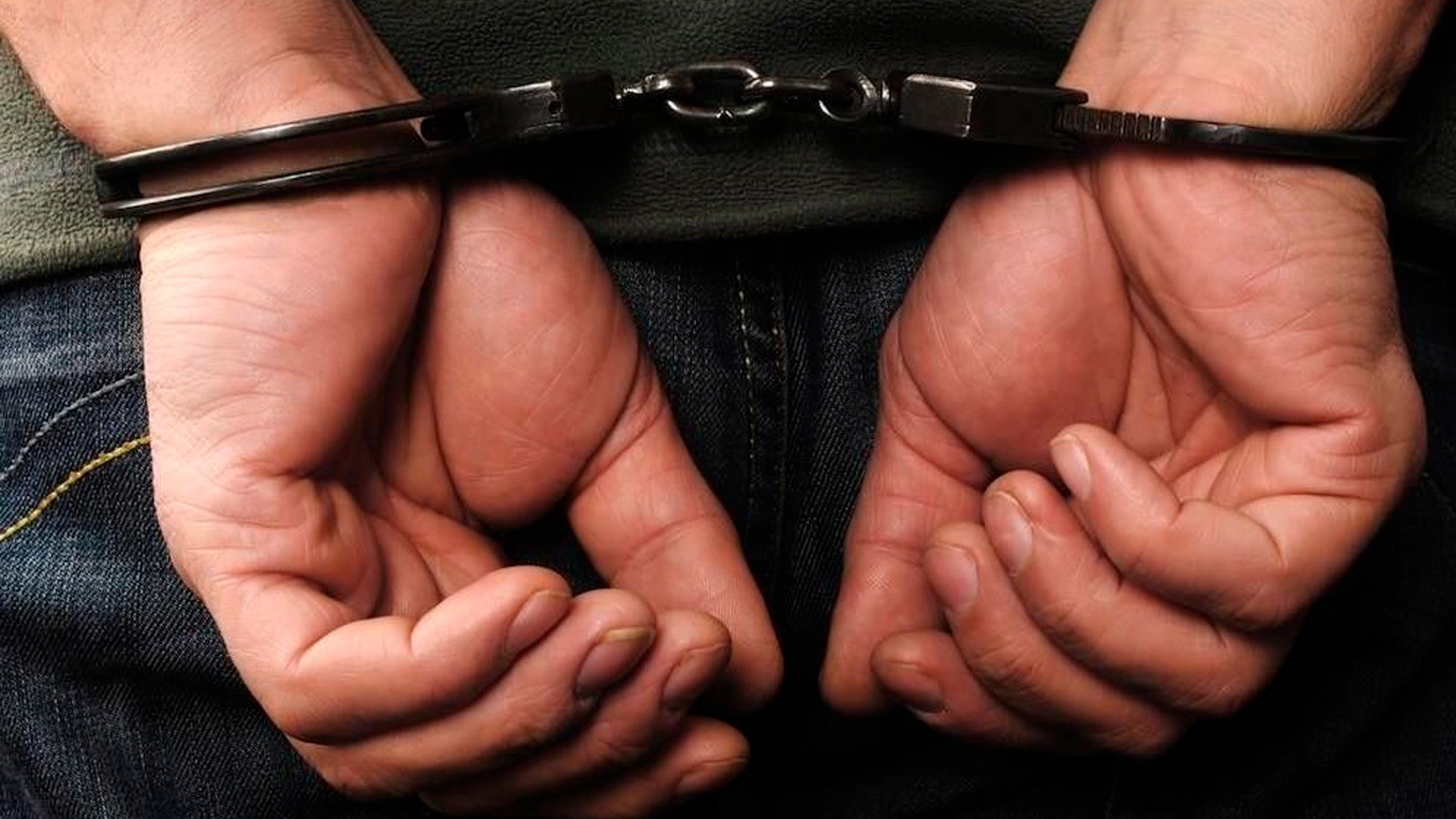 Homem é preso por tirar fotos por baixo de vestidos de crianças em apresentação da Esquadrilha da Fumaça em Divinópolis