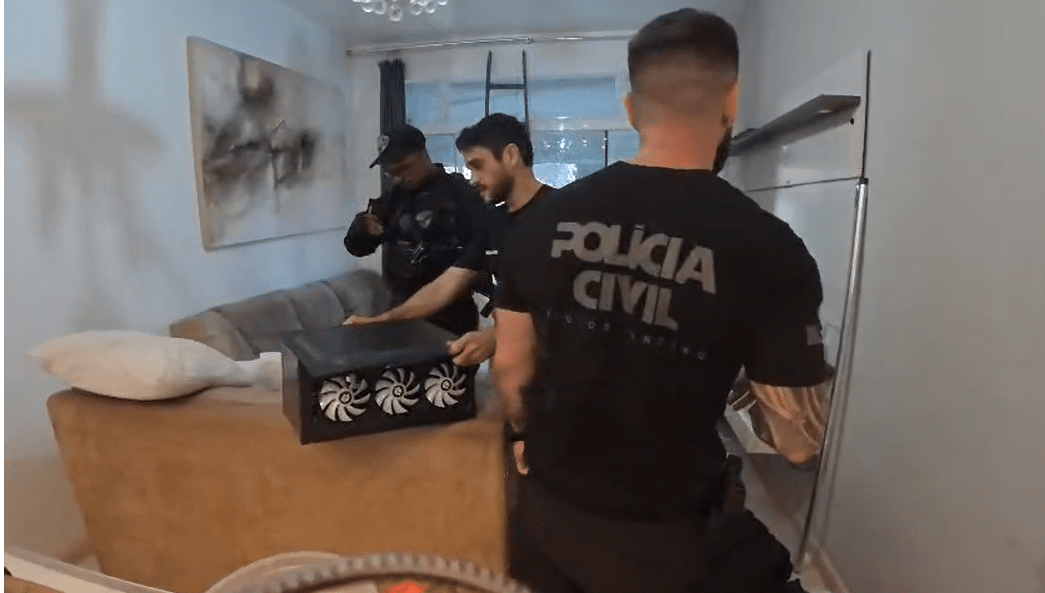 Polícia deflagra operação contra rede criminosa de fraudes bancárias no RJ