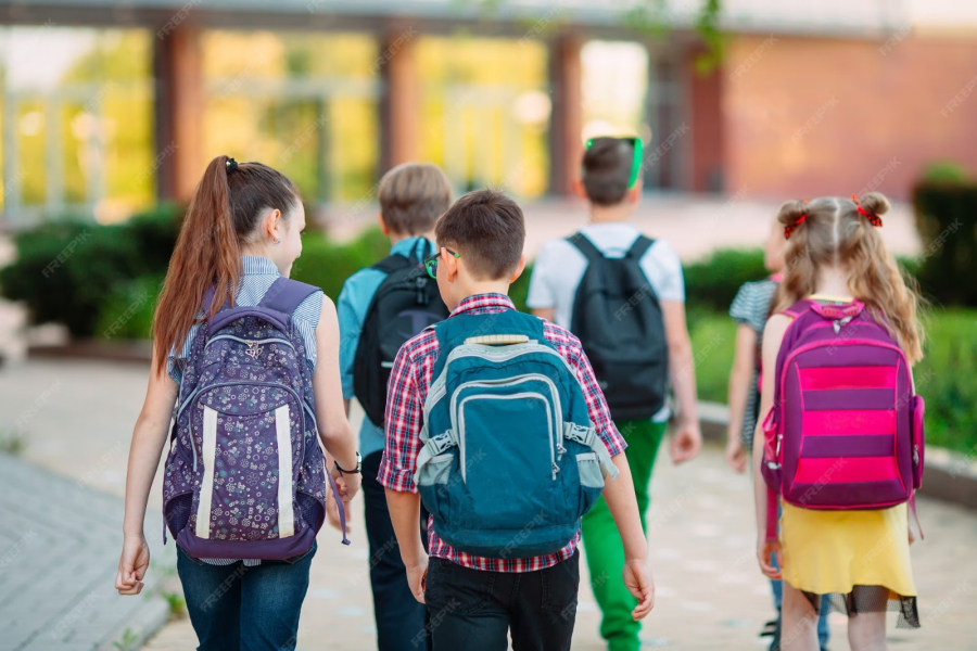 Crianças podem levar para casa os impactos da limpeza inadequada nas escolas