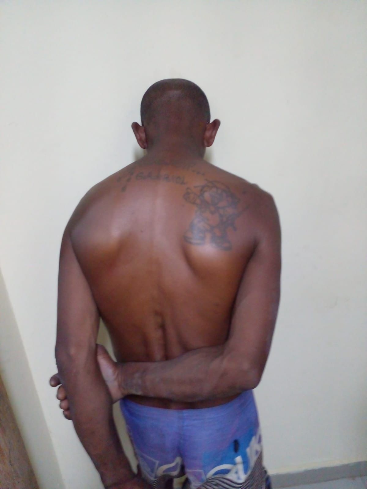 Homem é preso após ser flagrado com porta de alumínio furtada em São Pedro da Aldeia