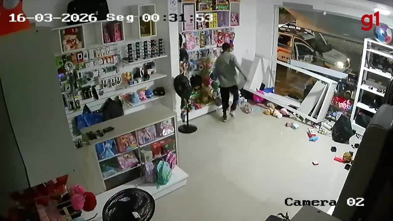 Câmera flagra polícia chegando enquanto dupla furtava loja em Malacacheta