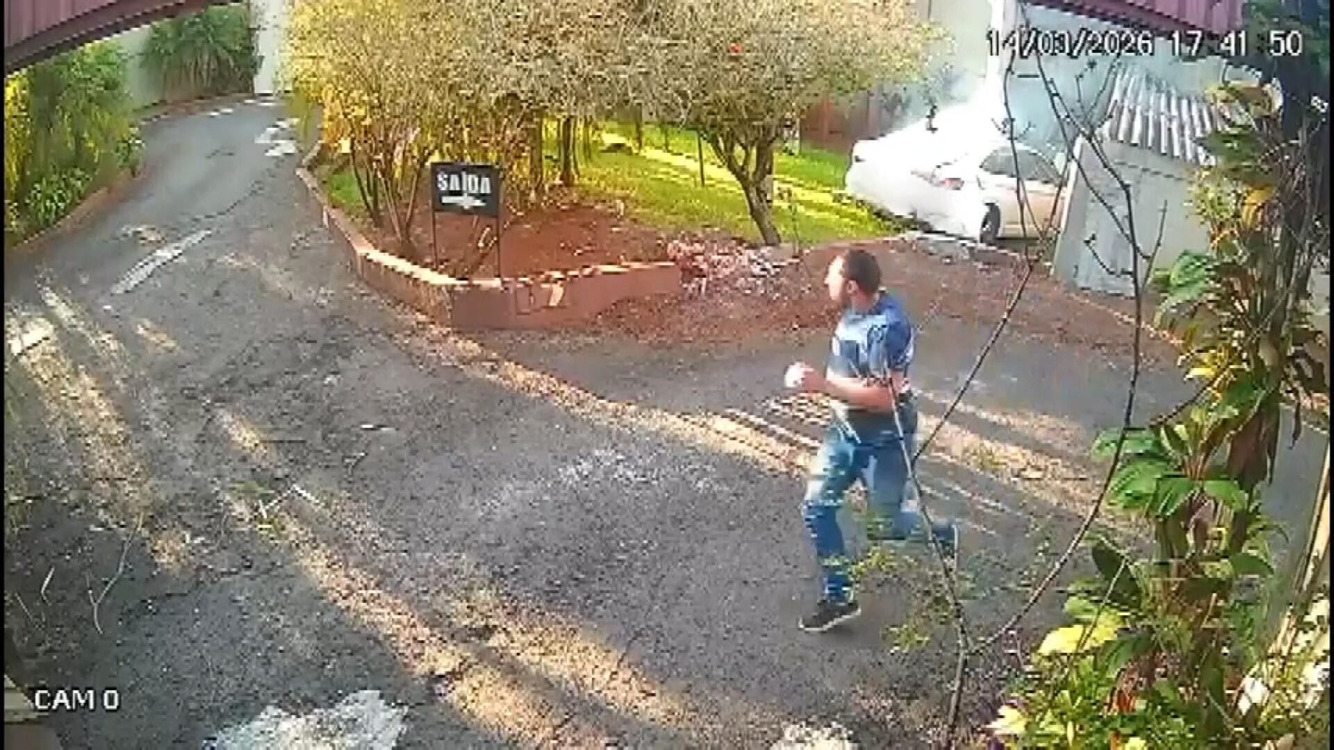 Homem foge de motel, furta caminhonete, é perseguido pela polícia e fuga termina dentro do batalhão da PM, em Cascavel