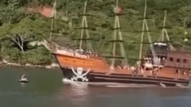 “Barco Pirata” atropela casal em moto aquática em Balneário Camboriú, veja